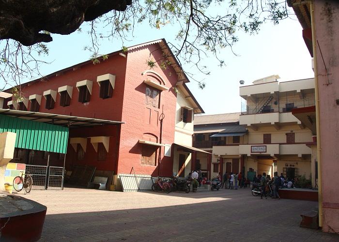 Students and staff gathered in the school campus courtyard